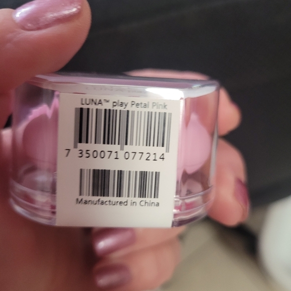 FOREO LUNA Play Sonic Face Cleansing Device and Massager Petal Pink Sweden - Picture 3 of 3